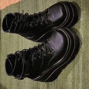 Demonia Shaker 52 Platform Boots Size 7
